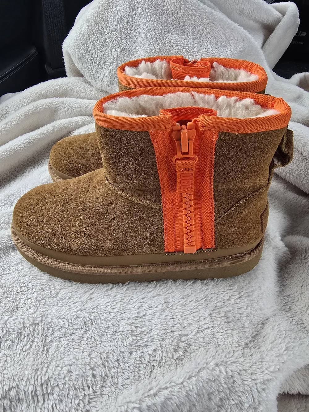UGG Classic Mini Zipper Tape Logo Chestnut Suede Kuds Boots Size 3